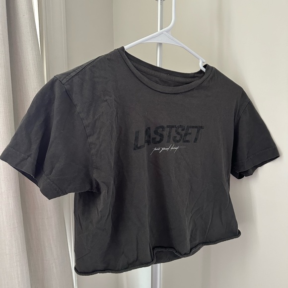 Bundle Of Two Cropped Gym Shirts - Picture 4 of 7